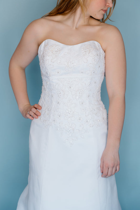 Alexa: strapless white 2000s fit + flare