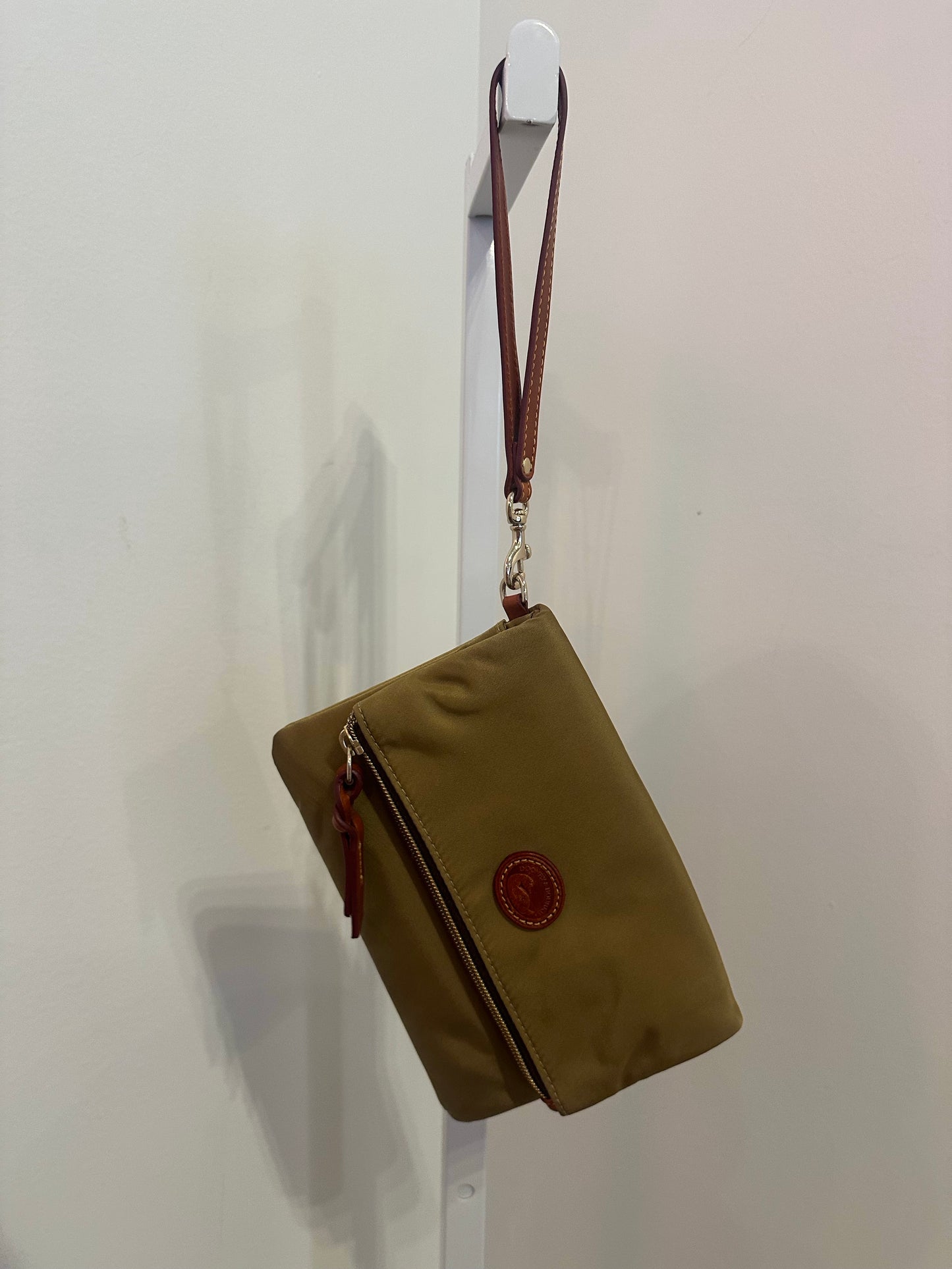*Dooney & Bourke | Purse ()